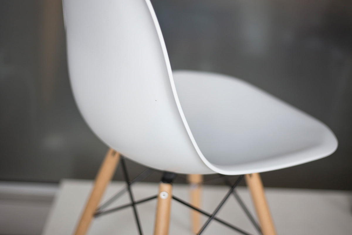 Eames Eiffel Molded Plastic Chair (Natural Base)